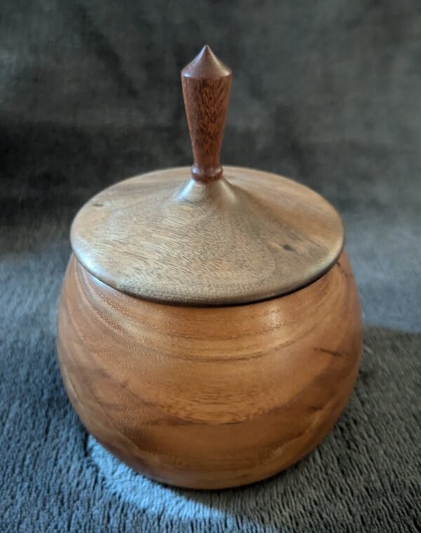 Medium covered chestnut box